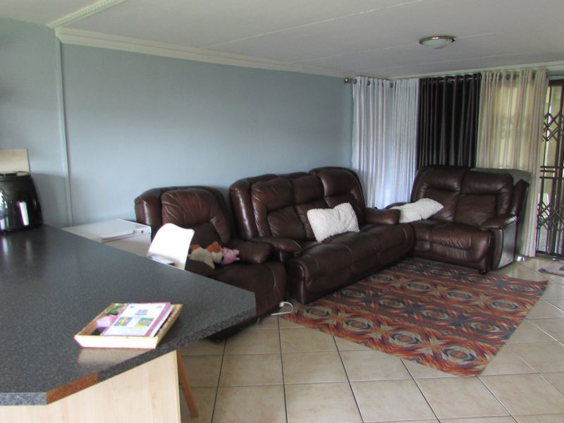 Modern 3 Bedroom home in a Secure Complex - Photo 10