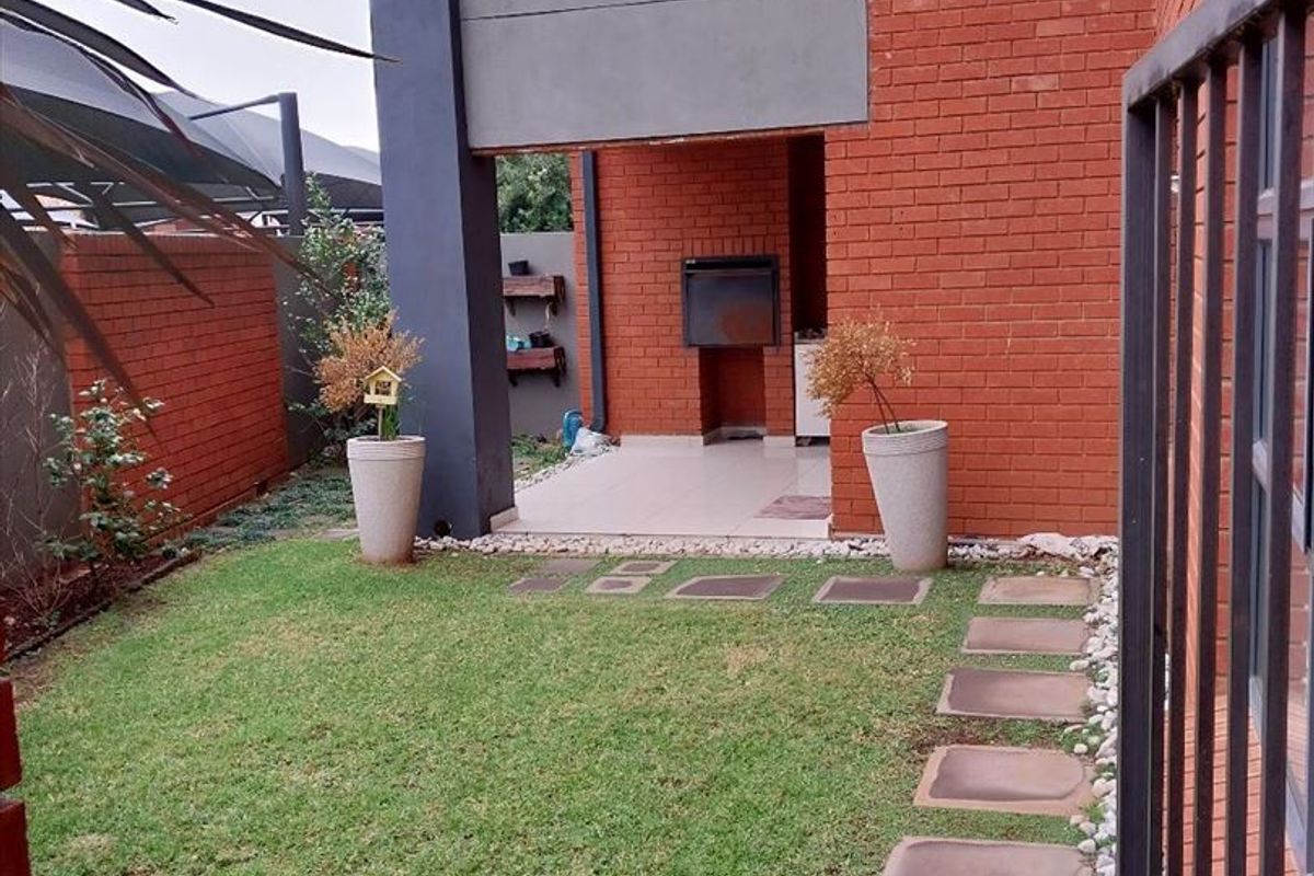 Charming Family Home with Ample Space and Comfort - Photo 3