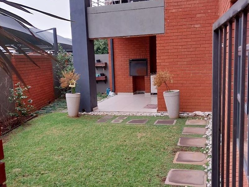 Charming Family Home with Ample Space and Comfort - Photo 3