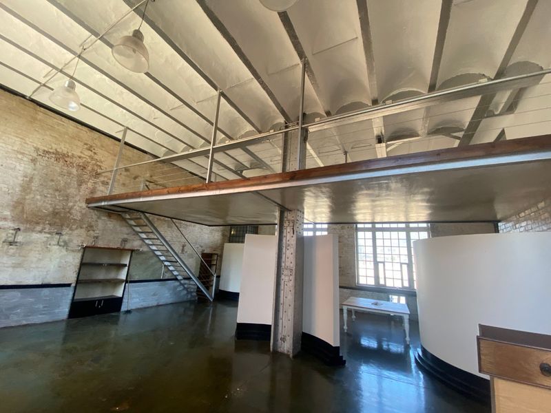 193 Commercial/Semi Industrial to let - Photo 5