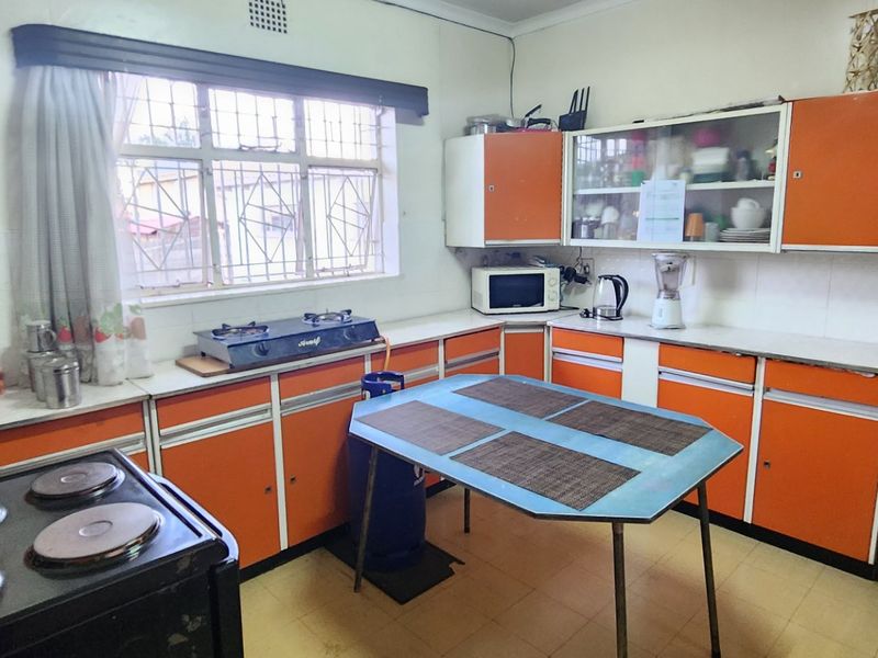 Beautiful Freestanding Two Bedroom Home in Laudium - Photo 9