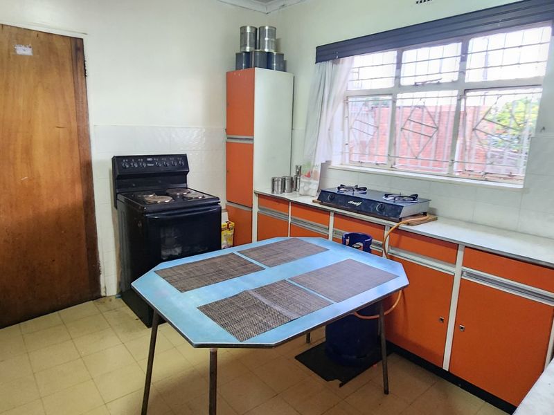 Beautiful Freestanding Two Bedroom Home in Laudium - Photo 10