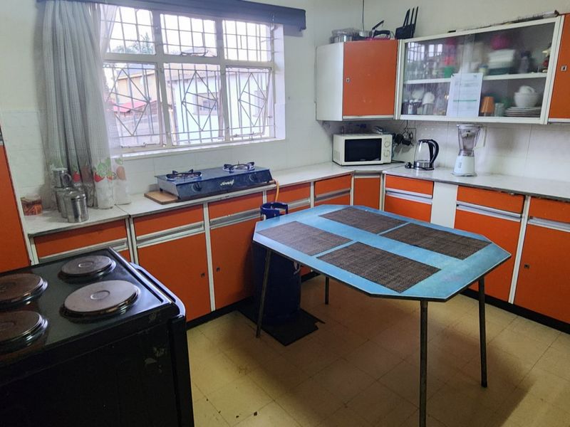 Beautiful Freestanding Two Bedroom Home in Laudium - Photo 8