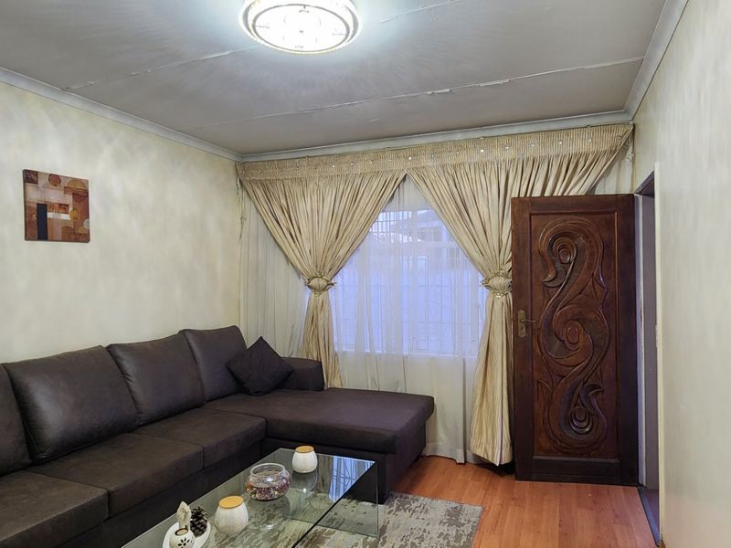 Beautiful Freestanding Two Bedroom Home in Laudium - Photo 7