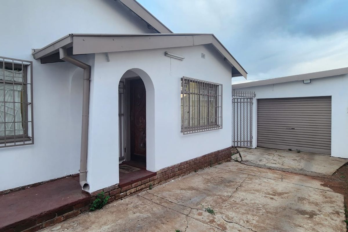 Beautiful Freestanding Two Bedroom Home in Laudium - Photo 3
