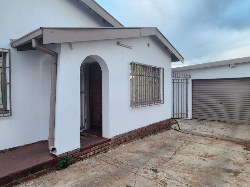 Beautiful Freestanding Two Bedroom Home in Laudium - Photo 3