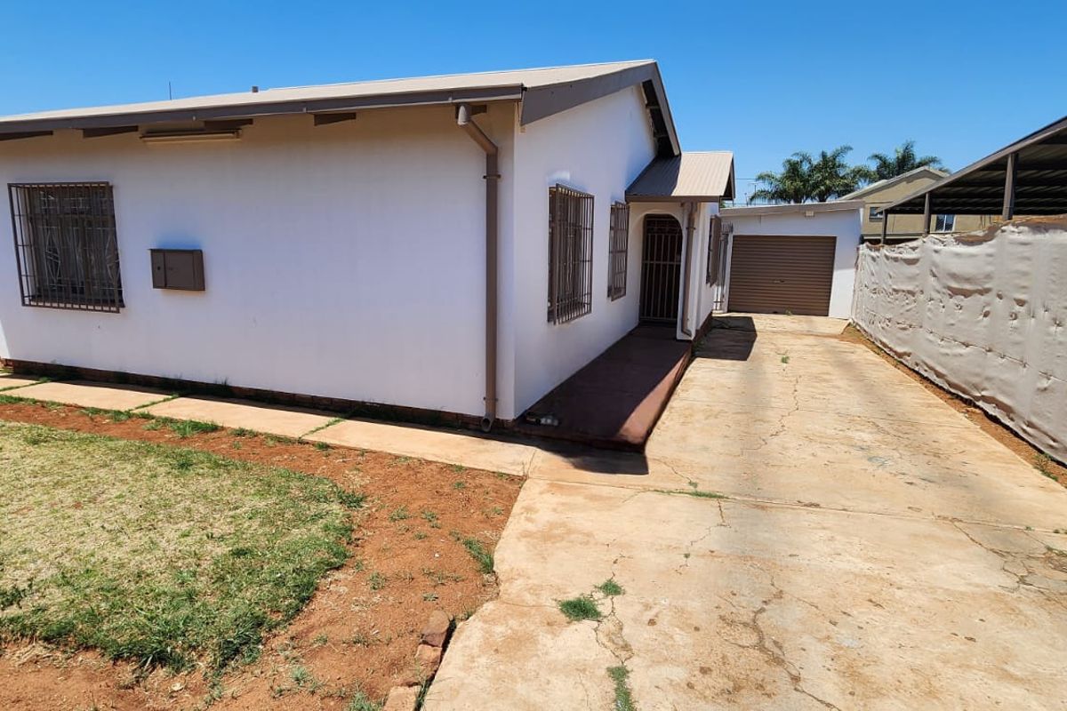 Beautiful Freestanding Two Bedroom Home in Laudium - Photo 4
