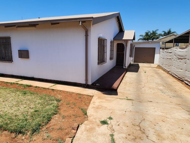 Beautiful Freestanding Two Bedroom Home in Laudium - Photo 4