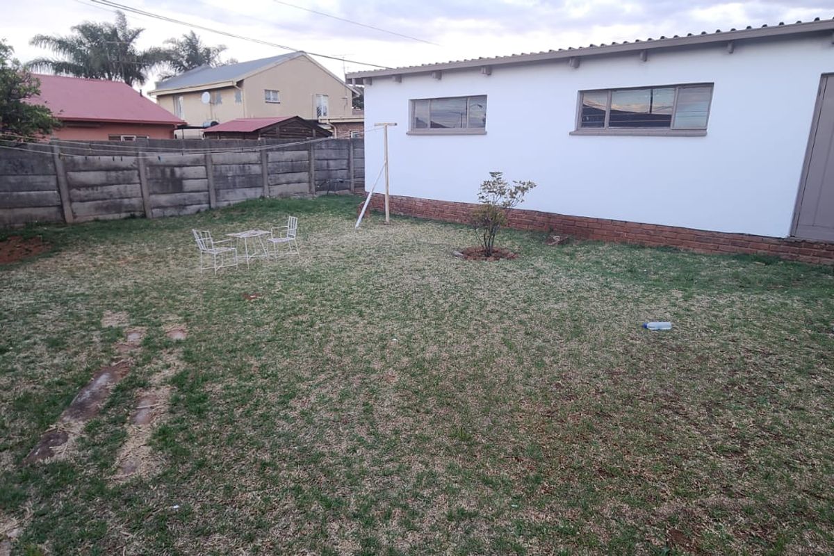 Beautiful Freestanding Two Bedroom Home in Laudium - Photo 2