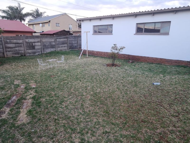 Beautiful Freestanding Two Bedroom Home in Laudium - Photo 2