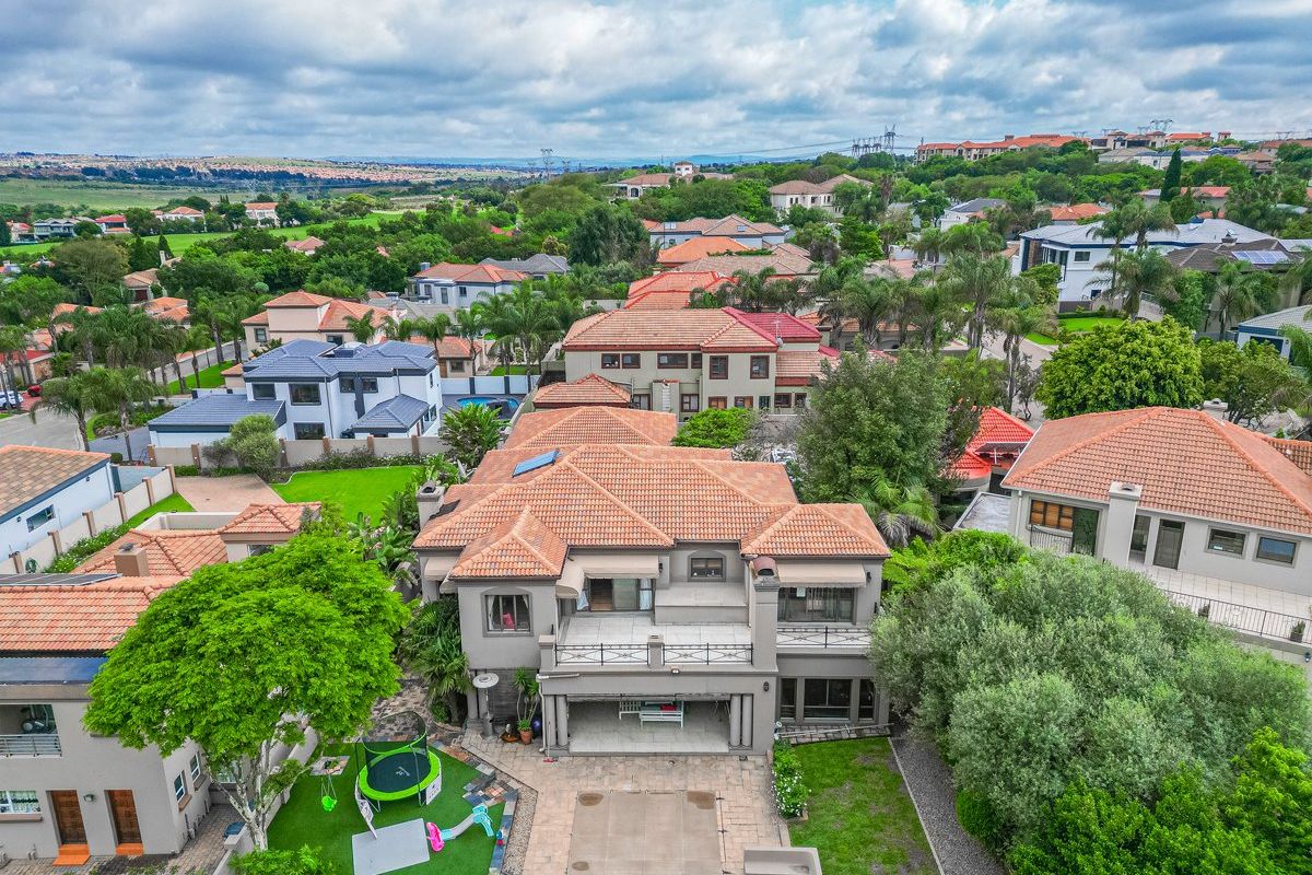 Stunning Four Bedroom Home in Blue Valley Golf Estate  - Photo 2