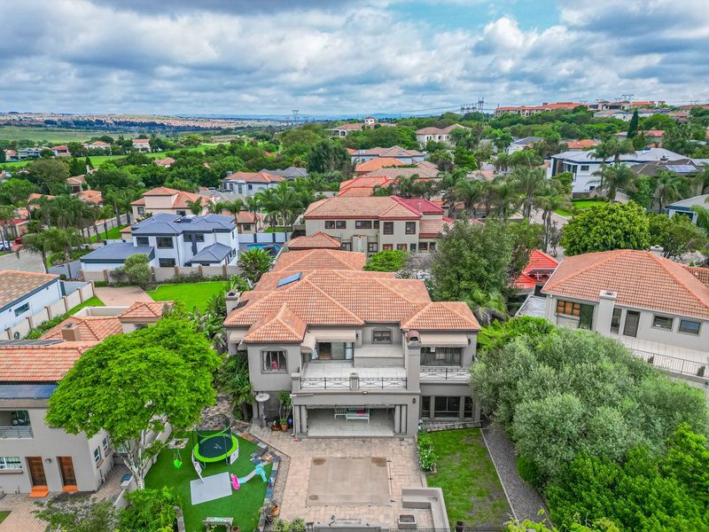 Stunning Four Bedroom Home in Blue Valley Golf Estate  - Photo 2