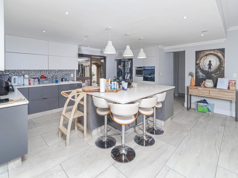 Stunning Four Bedroom Home in Blue Valley Golf Estate  - Photo 10