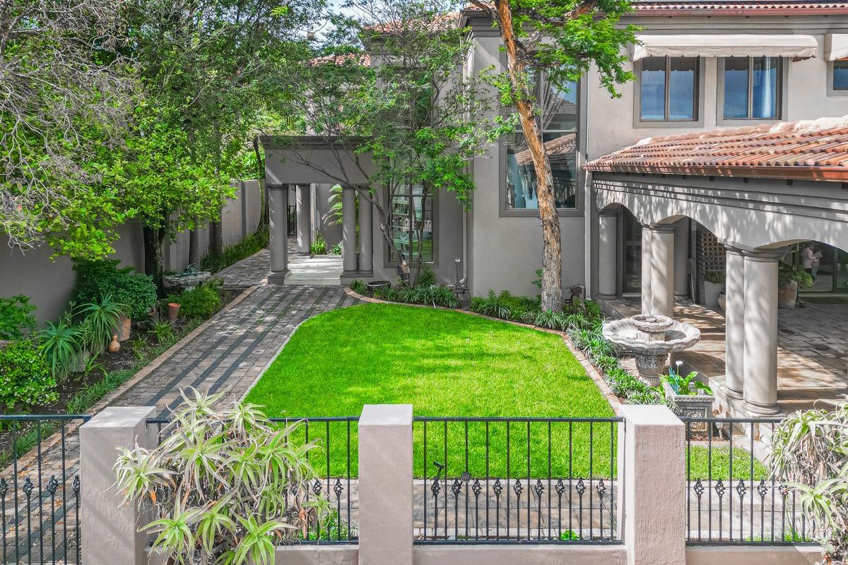 Stunning Four Bedroom Home in Blue Valley Golf Estate  - Photo 4