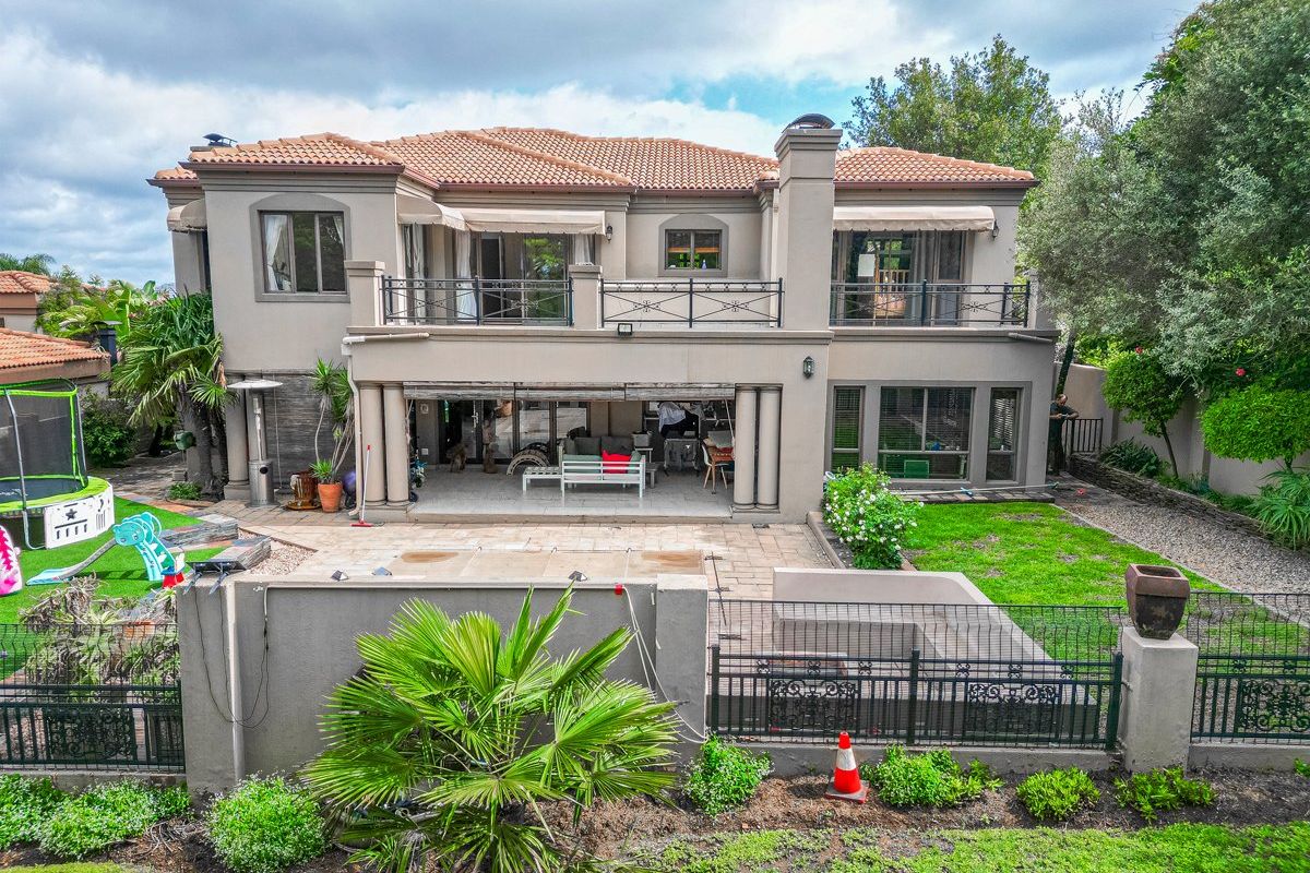 Stunning Four Bedroom Home in Blue Valley Golf Estate  - Photo 3