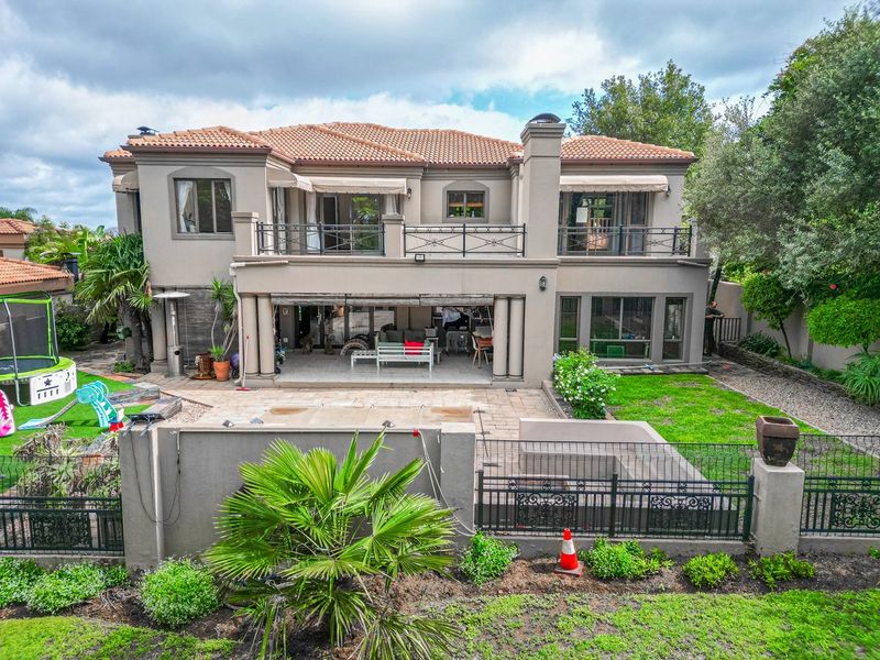 Stunning Four Bedroom Home in Blue Valley Golf Estate  - Photo 3