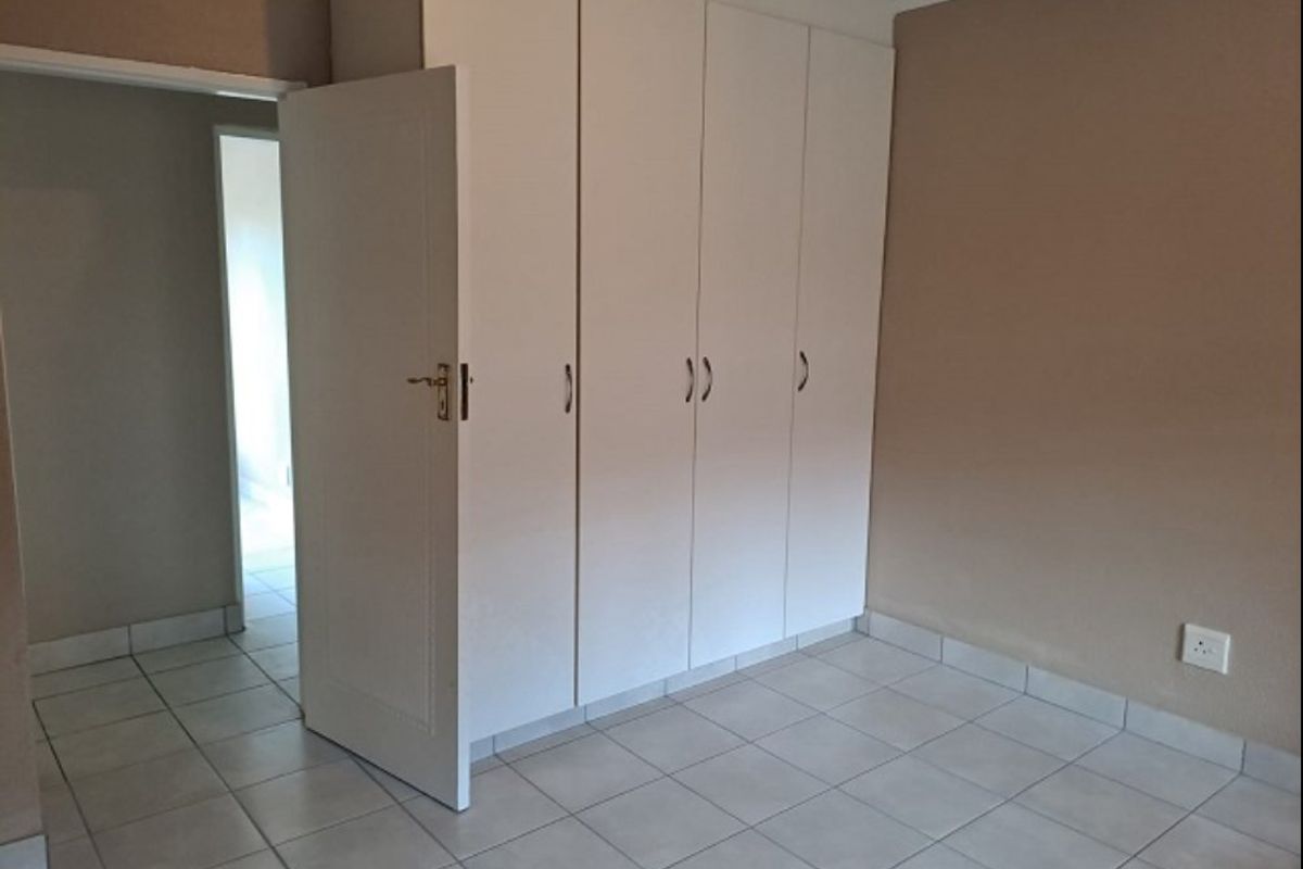 Modern 3-Bedroom Townhouse for Sale – Secure Complex Living! - Photo 5