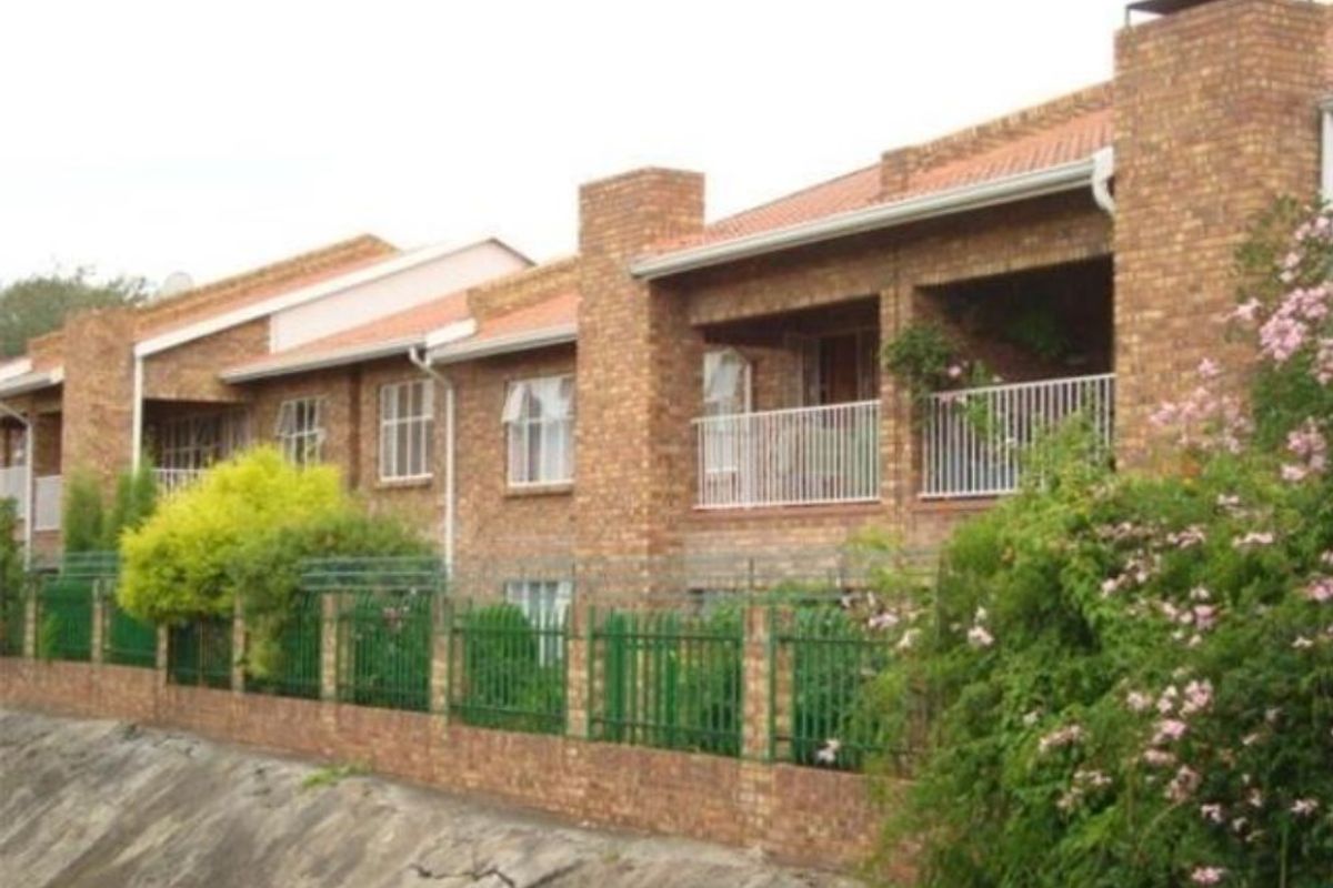 Modern 3-Bedroom Townhouse for Sale – Secure Complex Living! - Photo 2
