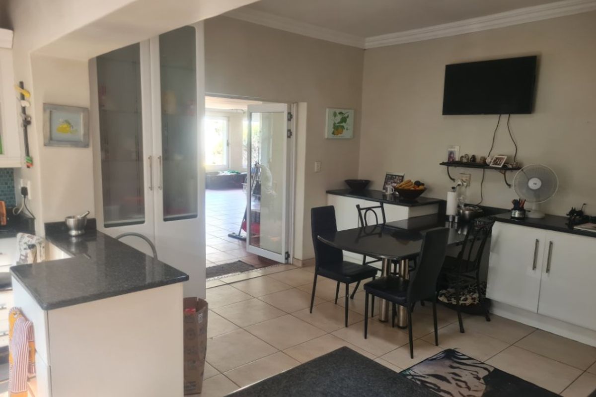 Spacious 4-Bedroom Family Home for Sale – With Cottage, Wine Cellar & Excellent Security! - Photo 3