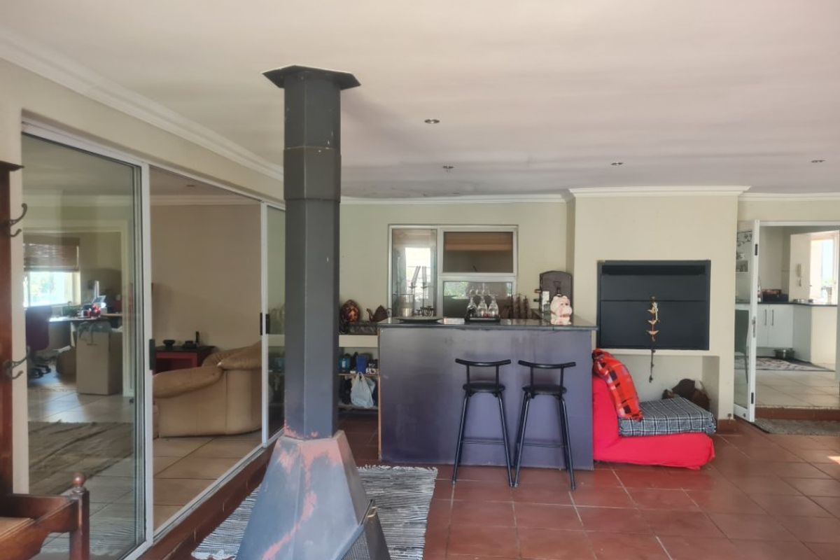 Spacious 4-Bedroom Family Home for Sale – With Cottage, Wine Cellar & Excellent Security! - Photo 2