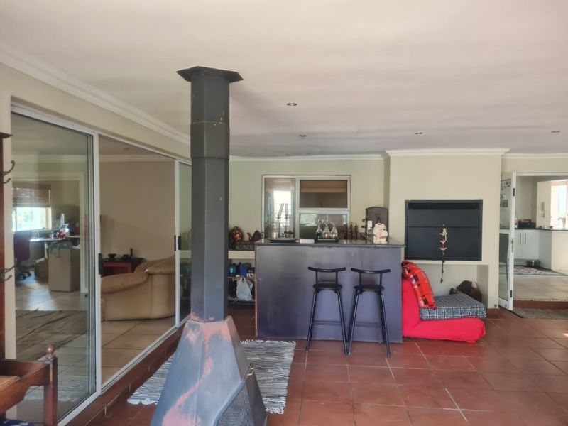 Spacious 4-Bedroom Family Home for Sale – With Cottage, Wine Cellar & Excellent Security! - Photo 2