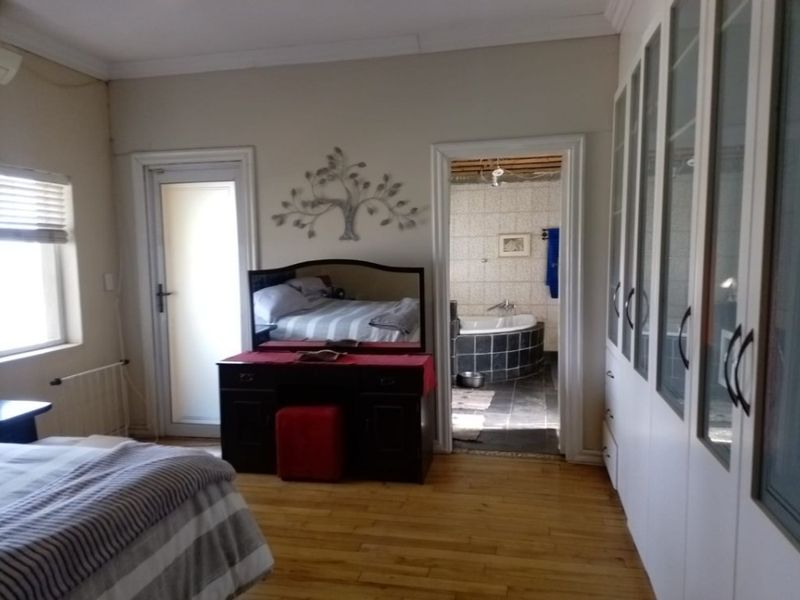 Spacious 4-Bedroom Family Home for Sale – With Cottage, Wine Cellar & Excellent Security! - Photo 10