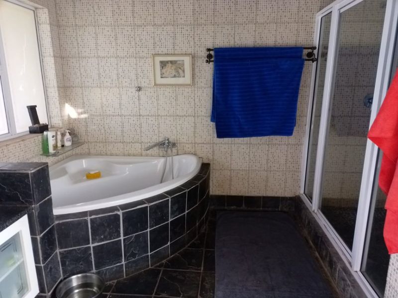 Spacious 4-Bedroom Family Home for Sale – With Cottage, Wine Cellar & Excellent Security! - Photo 8