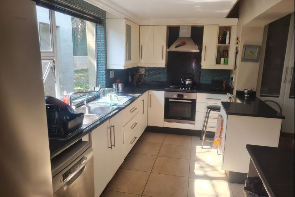 Spacious 4-Bedroom Family Home for Sale – With Cottage, Wine Cellar & Excellent Security! - Photo 4