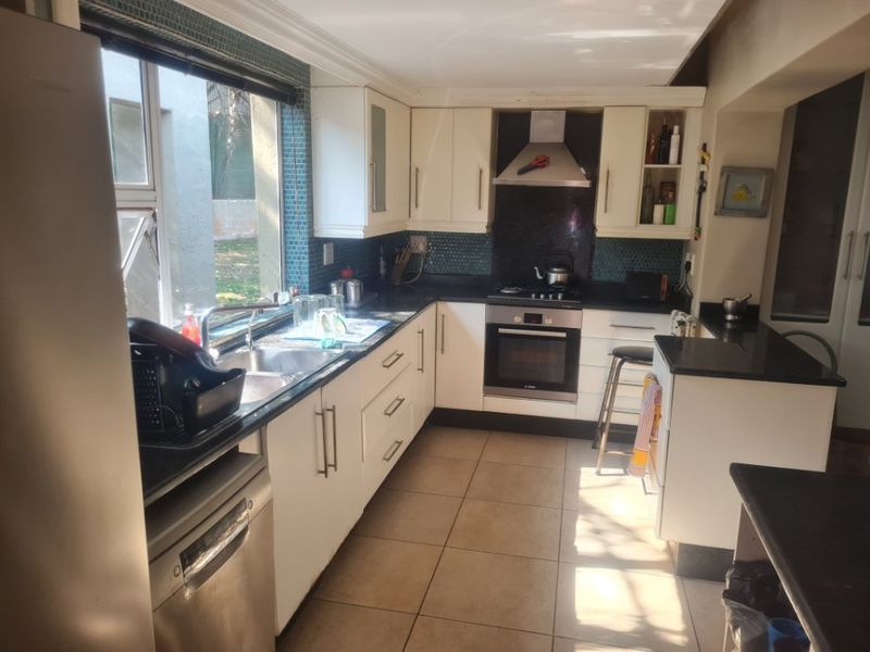 Spacious 4-Bedroom Family Home for Sale – With Cottage, Wine Cellar & Excellent Security! - Photo 4