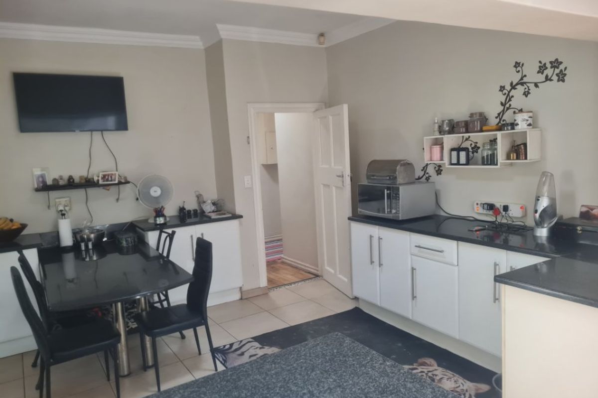 Spacious 4-Bedroom Family Home for Sale – With Cottage, Wine Cellar & Excellent Security! - Photo 5