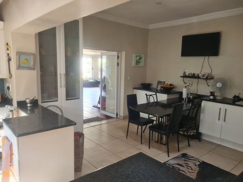 Spacious 4-Bedroom Family Home for Sale – With Cottage, Wine Cellar & Excellent Security! - Photo 3