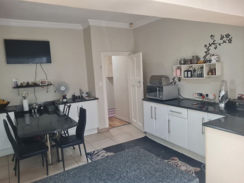 Spacious 4-Bedroom Family Home for Sale – With Cottage, Wine Cellar & Excellent Security! - Photo 5