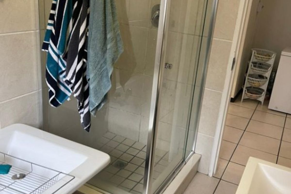 Modern 3-Bedroom Townhouse for Sale – Secure, Pet-Friendly Complex! - Photo 2