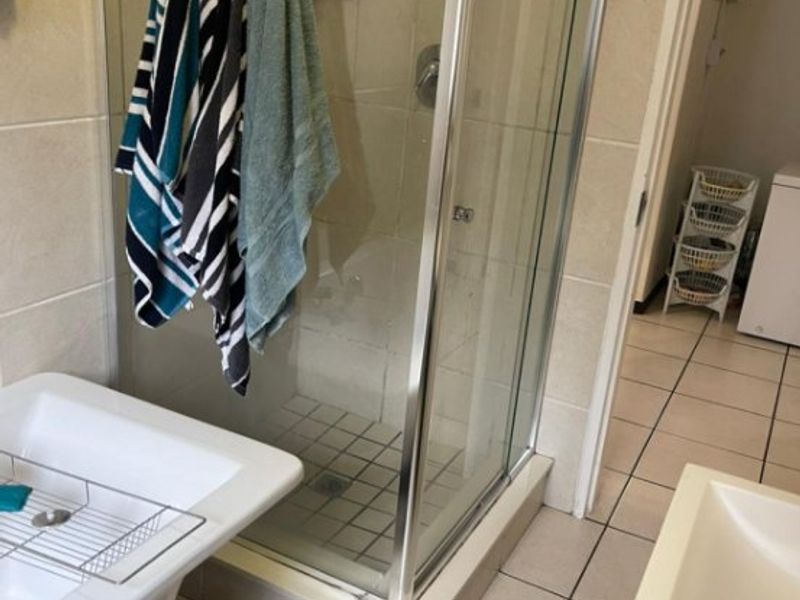 Modern 3-Bedroom Townhouse for Sale – Secure, Pet-Friendly Complex! - Photo 2