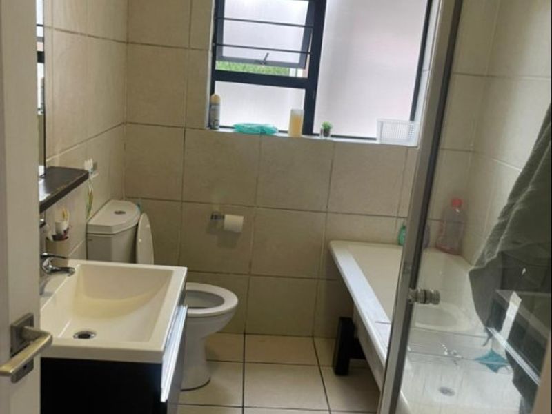 Modern 3-Bedroom Townhouse for Sale – Secure, Pet-Friendly Complex! - Photo 10