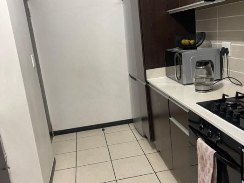 Modern 3-Bedroom Townhouse for Sale – Secure, Pet-Friendly Complex! - Photo 9