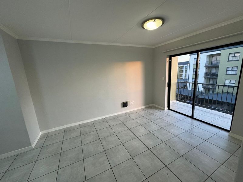 Modern 2-Bedroom Apartment for Sale - Photo 5