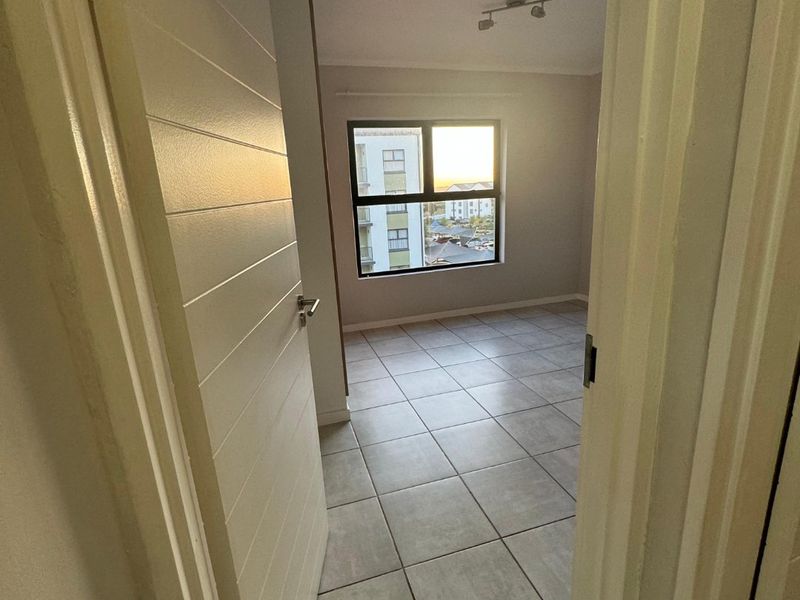 Modern 2-Bedroom Apartment for Sale - Photo 7