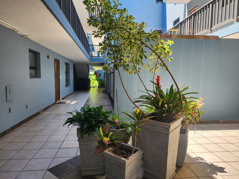 Central Convenience Meets Modern Comfort - Photo 3