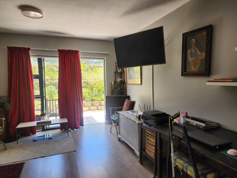 Central Convenience Meets Modern Comfort - Photo 8