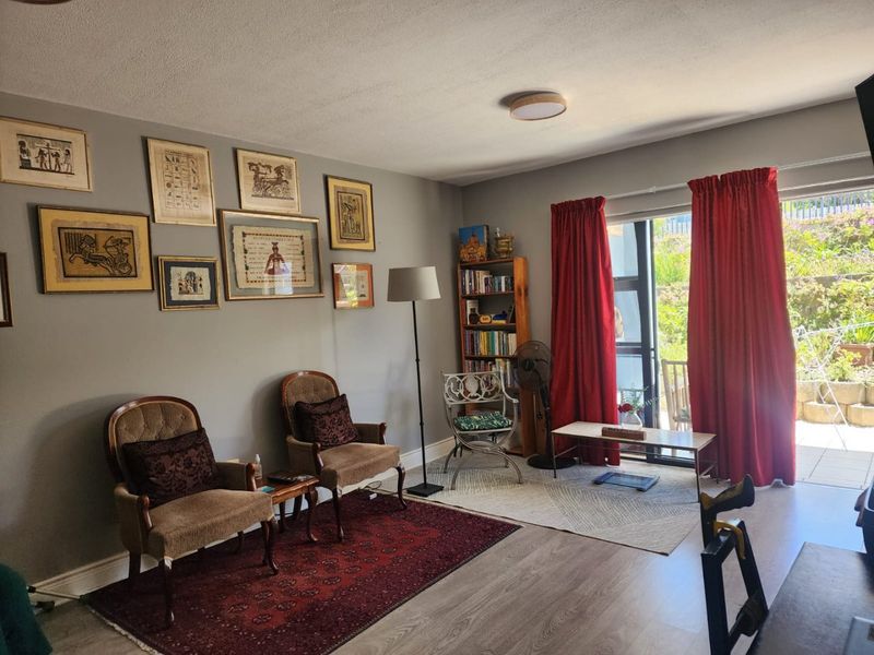 Central Convenience Meets Modern Comfort - Photo 4