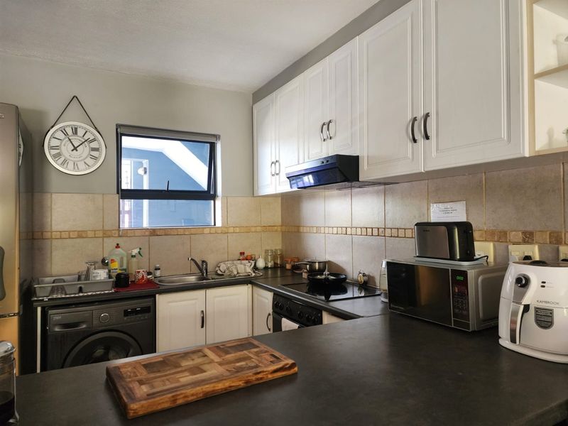 Central Convenience Meets Modern Comfort - Photo 9