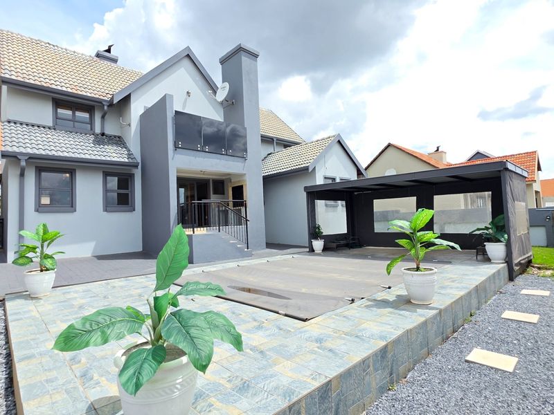 Brooklands Lifestyle Estate Dream Home with Pool - Photo 2