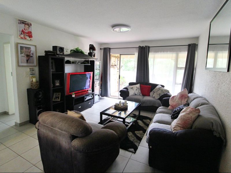 Neat 2-Bedroom Townhouse for Sale – Secure Garden Unit! - Photo 6