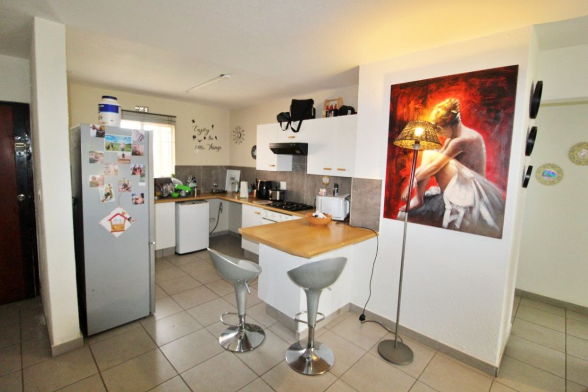 Neat 2-Bedroom Townhouse for Sale – Secure Garden Unit! - Photo 2