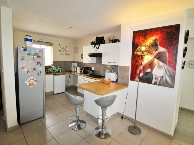 Neat 2-Bedroom Townhouse for Sale – Secure Garden Unit! - Photo 2