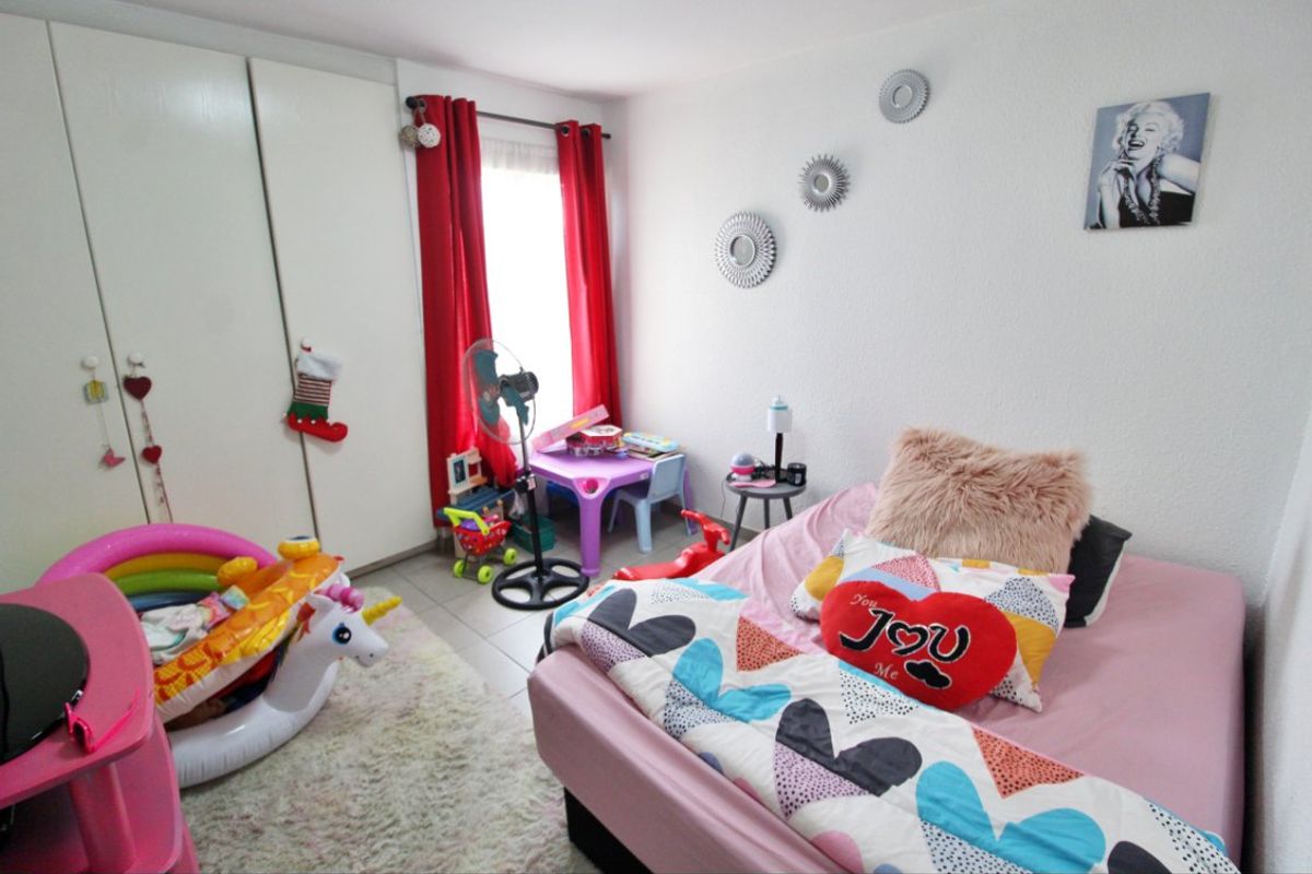 Neat 2-Bedroom Townhouse for Sale – Secure Garden Unit! - Photo 3