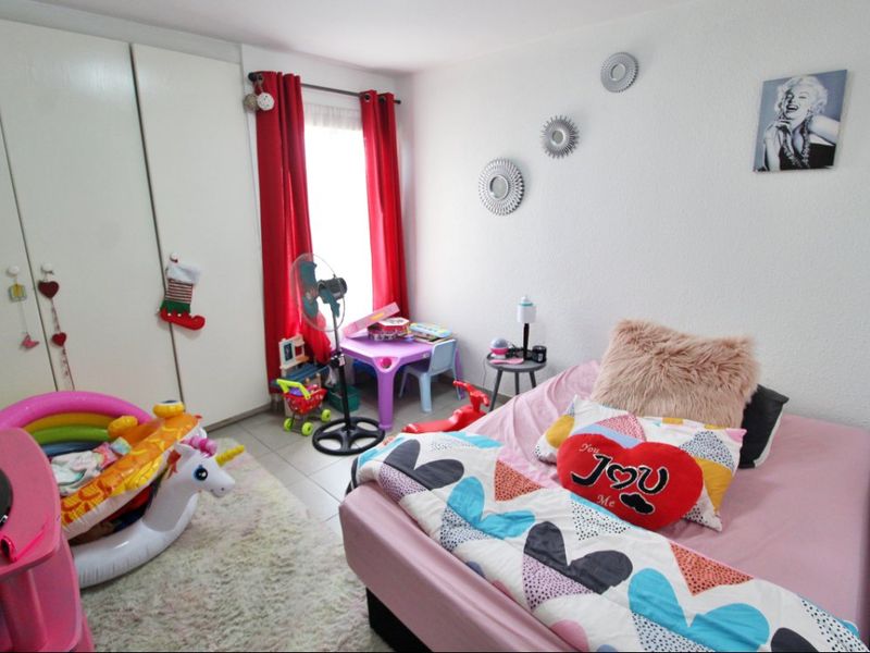 Neat 2-Bedroom Townhouse for Sale – Secure Garden Unit! - Photo 3