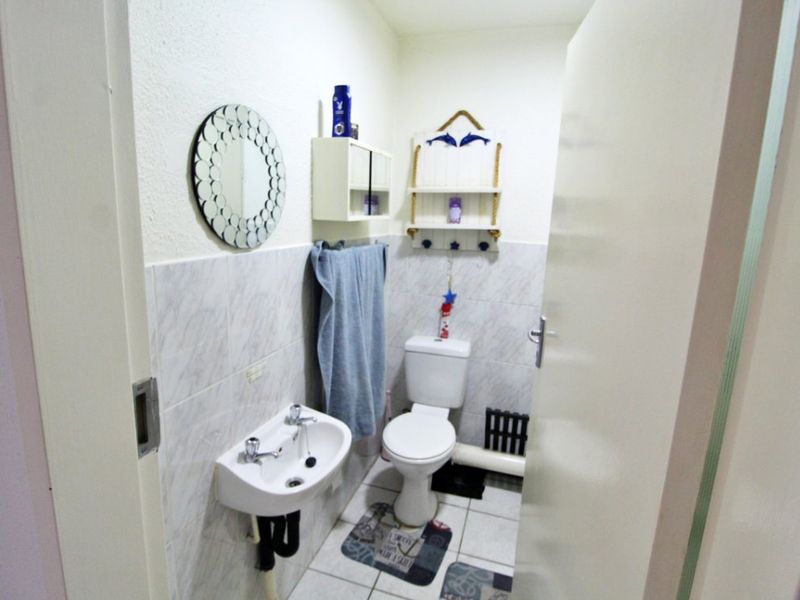 Neat 2-Bedroom Townhouse for Sale – Secure Garden Unit! - Photo 7