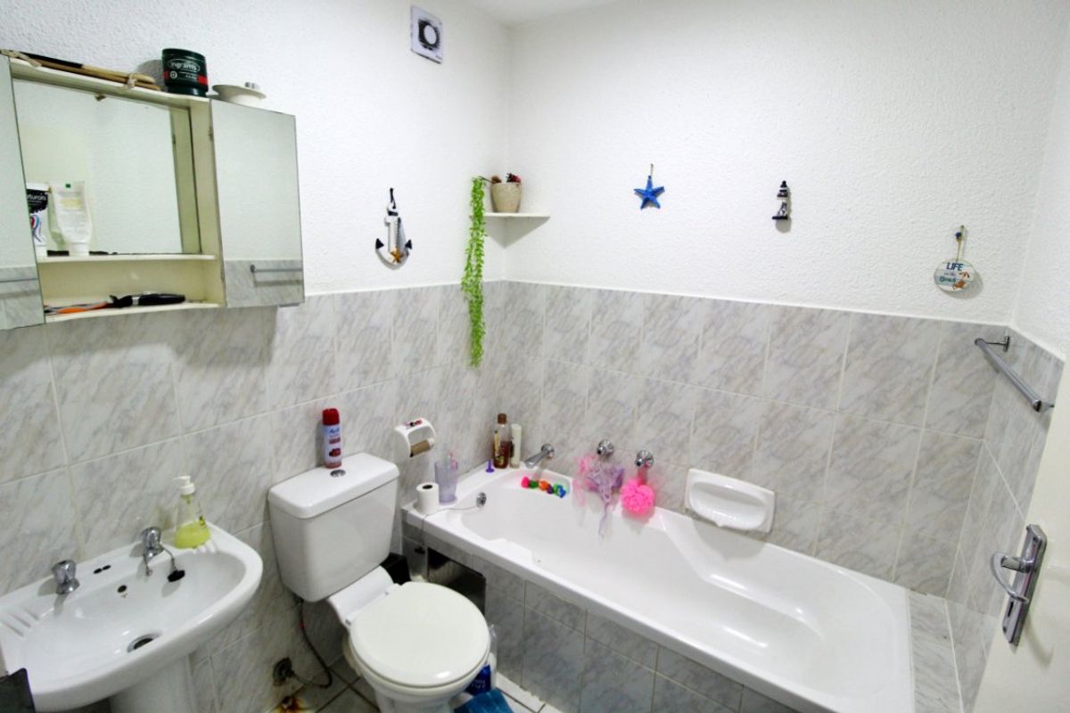 Neat 2-Bedroom Townhouse for Sale – Secure Garden Unit! - Photo 5